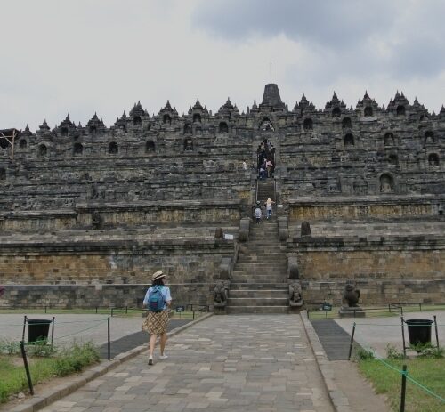 বিশ্বের বৃহত্তম বৌদ্ধ মন্দির: ইন্দোনেশিয়ার বোরোবুদুর ভ্রমণ
