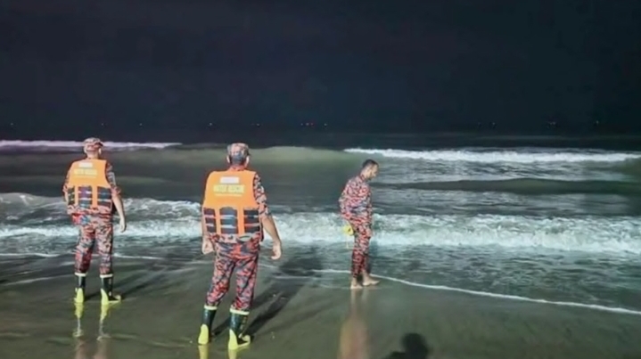 কক্সবাজার সৈকতে স্নানে নেমে মুশফিকের আত্মীয় নিখোঁজ