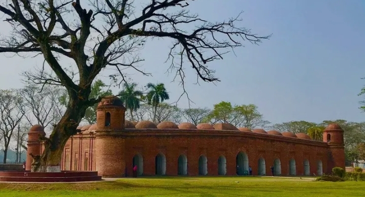খান জাহান আলীর স্মৃতিতে দাঁড়িয়ে থাকা ষাট গম্বুজ মসজিদ