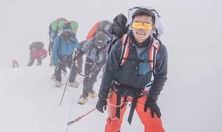 এভারেস্টে তুষারঝড়ে বিপর্যয়: তিব্বতে আটকা পড়েছিলেন হাজারো অভিযাত্রী, উদ্ধার চলছে