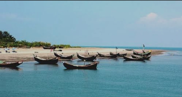 সোনাদিয়া দ্বীপ: নীল জল, লাল কাঁকড়া আর নীরবতার স্বর্গ