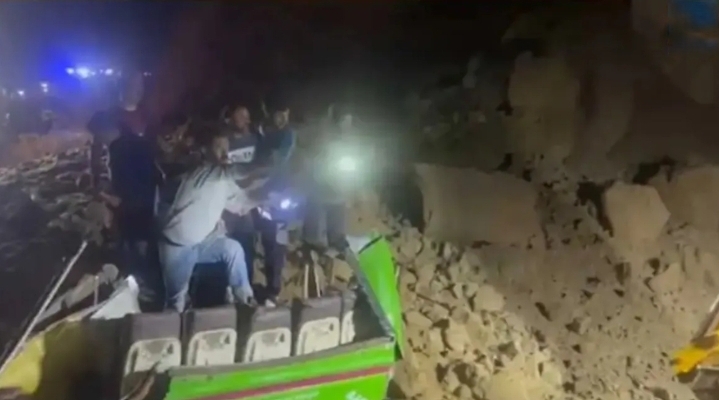 হিমাচল প্রদেশে ভয়াবহ ভূমিধস: যাত্রীবাহী বাসের ওপর পাহাড় ধসে ১৫ জন নিহত, উদ্ধার অভিযান চলছে