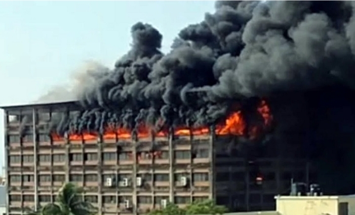 চট্টগ্রাম সিইপিজেডে ভয়াবহ আগুন নিয়ন্ত্রণে, এখনও চলছে নির্বাপণ অভিযান