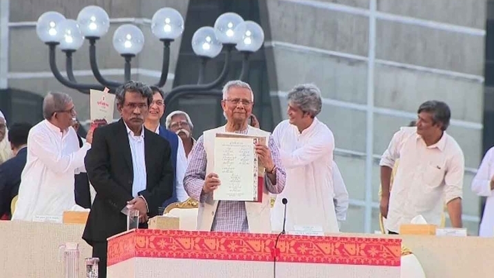 জুলাই জাতীয় সনদে ঐতিহাসিক স্বাক্ষর — দক্ষিণ প্লাজায় ভিন্ন আবহ