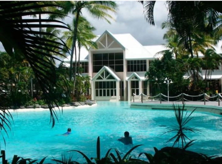 পুলে কুমির! বিলাসবহুল রিসোর্টে অপ্রত্যাশিত অতিথি