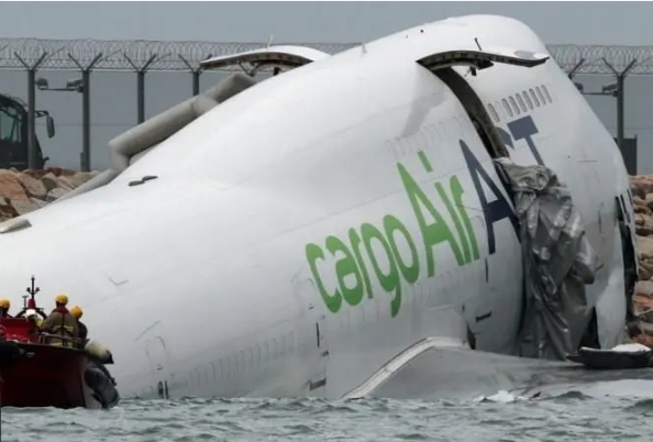 হংকংয়ে ভয়াবহ বিমান দুর্ঘটনা: রানওয়ে ছিটকে সমুদ্রে কার্গো প্লেন, নিহত দুই নিরাপত্তাকর্মী