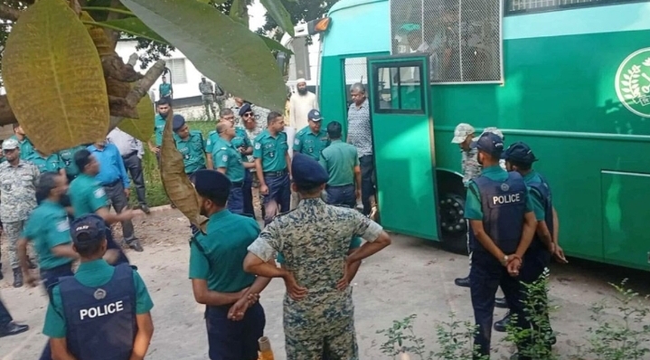 আন্তর্জাতিক অপরাধ ট্রাইব্যুনালে হাজির ১৫ সেনা কর্মকর্তা: শেখ হাসিনাসহ ৩৪ জনের বিরুদ্ধে তিন মামলার শুনানি আজ