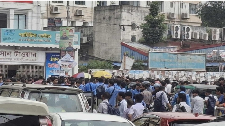 ফার্মগেটে ট্রাকচাপায় শিক্ষার্থী নিহত: প্রশাসনের ক্ষমা দাবিতে শিক্ষার্থীদের সড়ক অবরোধ