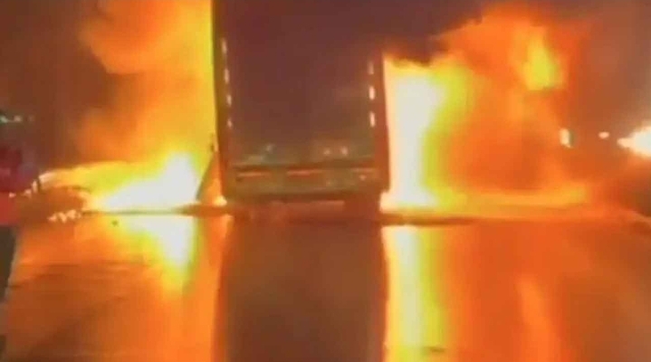 অন্ধ্রপ্রদেশে ভয়াবহ বাস দুর্ঘটনা: আগুনে পুড়ে অন্তত ১১ জনের মৃত্যু, আহত বহু