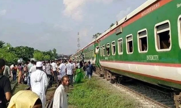 জয়দেবপুরে লাইনচ্যুত মোহনগঞ্জ এক্সপ্রেসের বগি উদ্ধার, চার ঘণ্টা পর স্বাভাবিক ট্রেন চলাচল