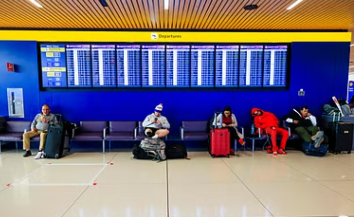 যুক্তরাষ্ট্রে শাটডাউনের ধাক্কা: ফ্লাইট বাতিল ও দেরিতে যাত্রায় চরম ভোগান্তি