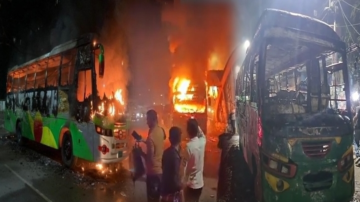 রাজধানীতে মধ্যরাতে তিন স্থানে তিনটি বাসে আগুন, পেছনে নাশকতার আশঙ্কা