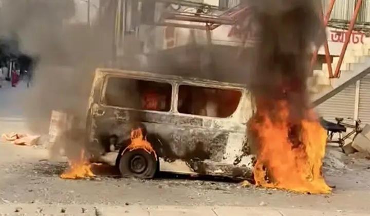 উত্তরায় চলন্ত মাইক্রোবাসে আগুন, ফায়ার সার্ভিসের দ্রুত তৎপরতায় রক্ষা পেল বড় দুর্ঘটনা