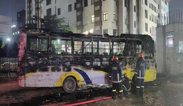 সাভারে যাত্রীবাহী বাসে রহস্যজনক আগুন, অল্পের জন্য রক্ষা পেলেন চালক