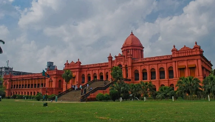 বুড়িগঙ্গার তীরে জ্বলজ্বলে ইতিহাস — আহসান মঞ্জিলের সৌন্দর্যে মুগ্ধ পর্যটকরা