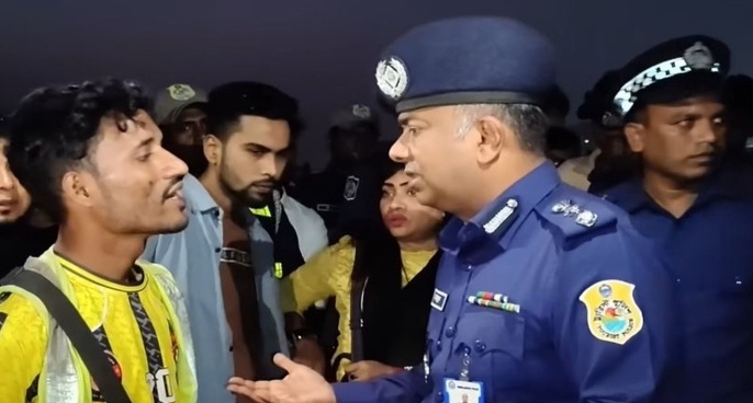 কক্সবাজারে পর্যটক হয়রানির অভিযোগে অনিবন্ধিত ক্যামেরাম্যান গ্রেপ্তার