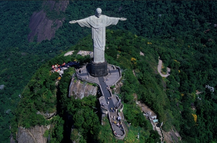 ক্রাইস্ট দ্য রিডিমার: রিও ডি জেনেইরোর চূড়ায় দাঁড়িয়ে থাকা বিশ্বাস, সৌন্দর্য ও ব্রাজিলের প্রতীক
