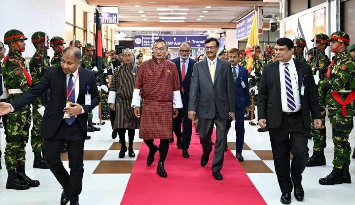 তিন দিনের সফর শেষে ঢাকা ত্যাগ করলেন ভুটানের প্রধানমন্ত্রী শেরিং তোবগে