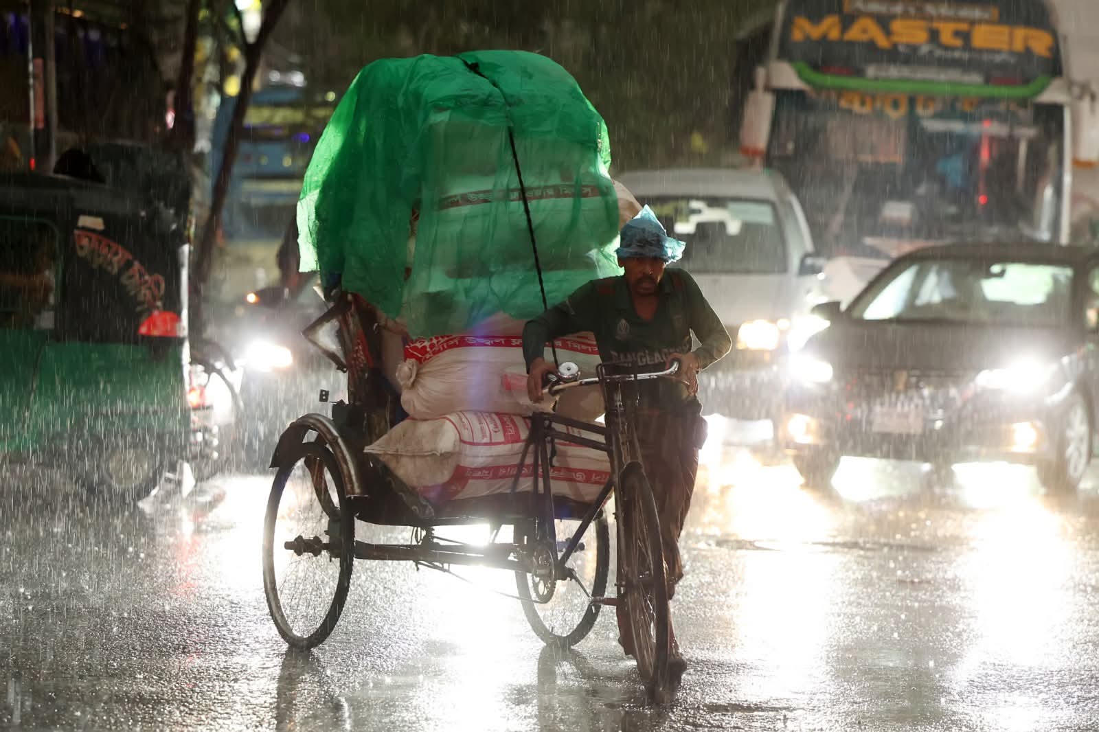 নভেম্বরের প্রথম দিনেই ঝুম বৃষ্টিতে ভিজল রাজধানী