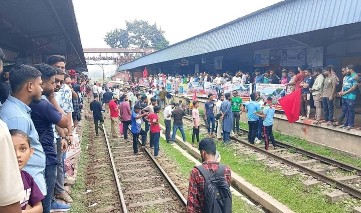 সিলেটের রেলপথ সংস্কারসহ আট দফা দাবিতে অবরোধ, দুর্ভোগে সাধারণ যাত্রীরা