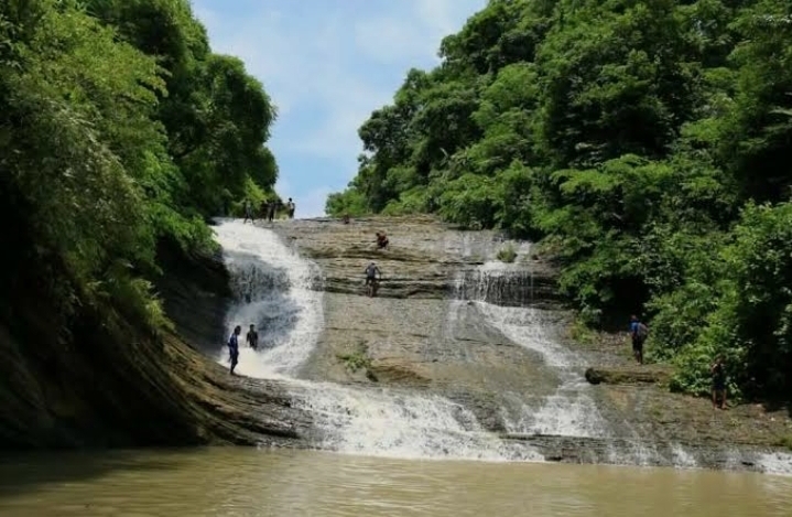 কমলদহ ঝর্ণা: সীতাকুণ্ড–মিরসরাই পাহাড়ের বুকে লুকিয়ে থাকা এক শান্ত, অনাবিষ্কৃত স্বর্গ