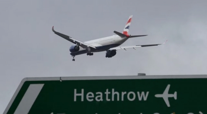 লন্ডনের হিথ্রো বিমানবন্দরে মরিচ স্প্রে হামলা: ২১ জন আহত, যাত্রীদের ভ্রমণ বিঘ্নিত