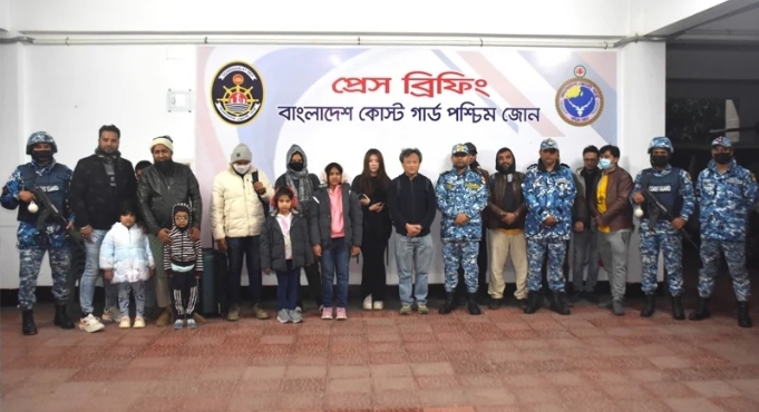 সুন্দরবনের করমজলে পর্যটকবাহী জাহাজ দুর্ঘটনা, কোস্ট গার্ডের দ্রুত উদ্ধার অভিযান