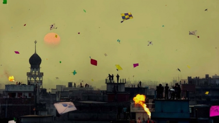 পুরান ঢাকায় রঙ, আলো আর ঘুড়ির মিলনে মুখর সাকরাইন উৎসব