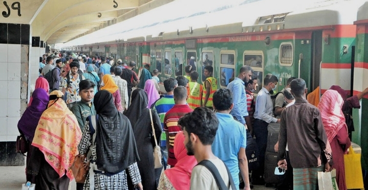 ভোটের উৎসবে ঘরমুখী ঢল: ঢাকা থেকে লাখো মানুষের গ্রামযাত্রা