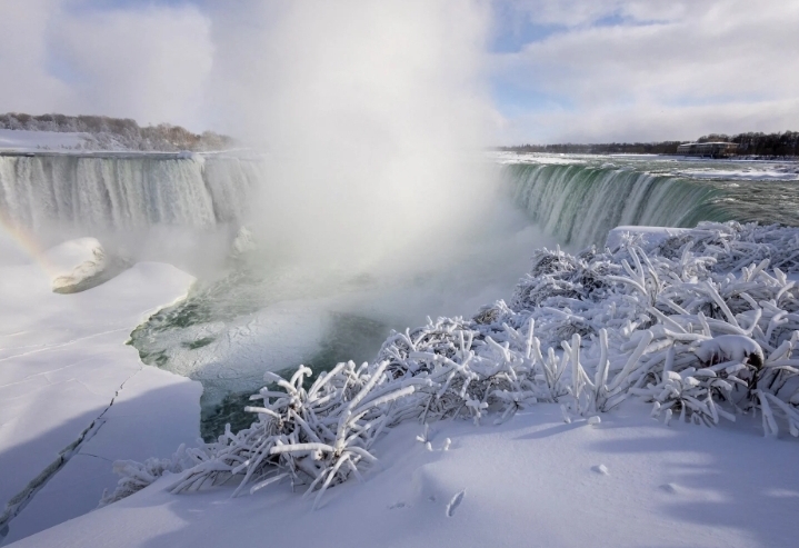হিমায়িত নায়াগ্রা জলপ্রপাত: শীতের প্রকোপে একটি অসাধারণ প্রাকৃতিক দৃশ্য