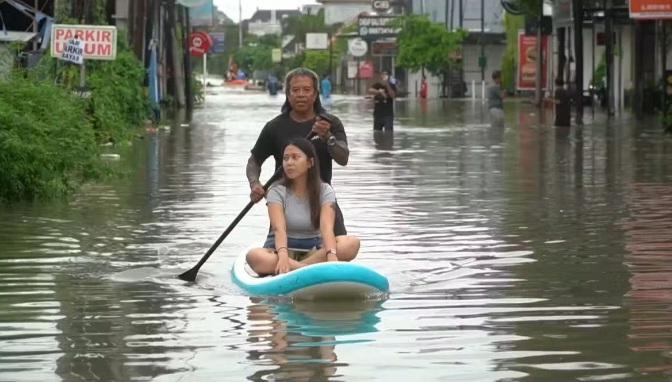 বালিতে ভারী বৃষ্টিপাতে বন্যা: পর্যটকরা নিরাপদ আশ্রয়ের সন্ধানে, কোনো প্রাণহানি নেই