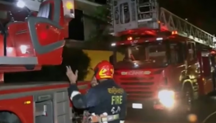 রাজধানীর বনানীতে কাপড়ের গুদামে আগুন, দুই ঘণ্টা চেষ্টার পর নিয়ন্ত্রণে