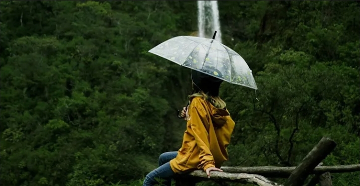 বর্ষায় পাহাড়ে বৃষ্টি বিলাস: তাঁবুতে মধুর বৃষ্টির সুর, বাঁশের কাপে গরম চা-কফির আনন্দ