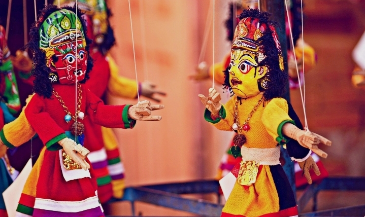 কাঠ-শোলার পুতুলের নীরব কান্না: আবহমান বাংলার মেলা থেকে হারিয়ে যাচ্ছে পুতুল নাচ