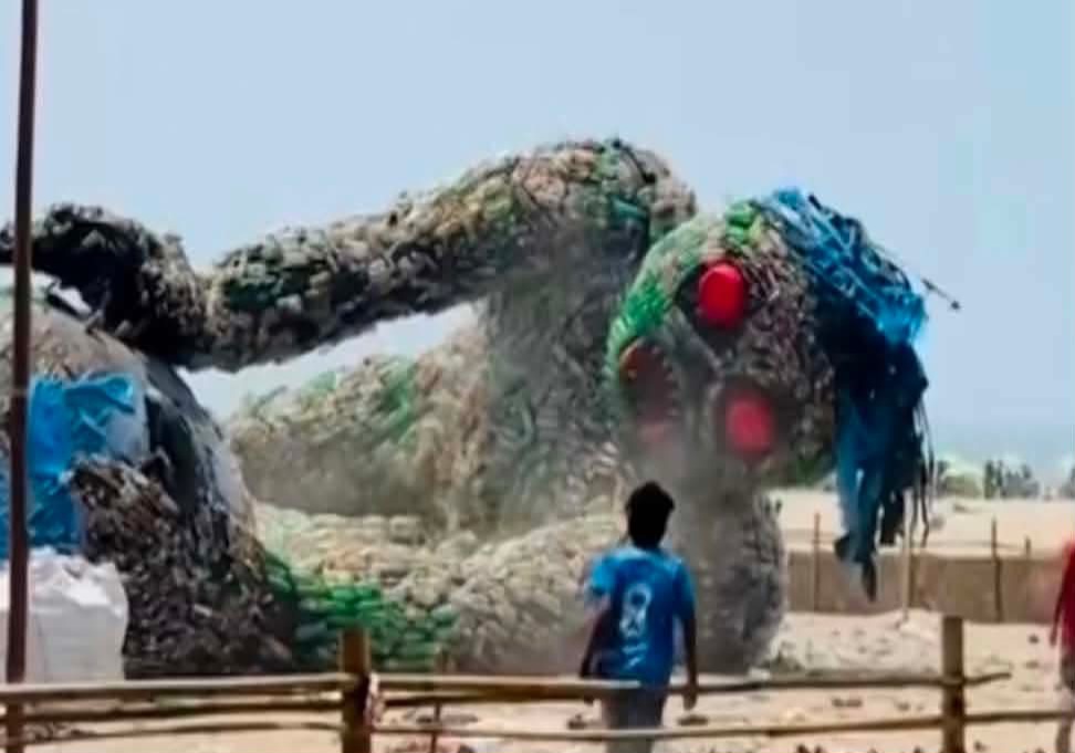 সুগন্ধা পয়েন্ট থেকে সরানো হলো প্লাস্টিকের প্রতীকী ‘বর্জ্যদানব’