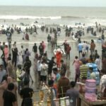 কক্সবাজারে ফিরেছে পর্যটকের ঢল, উত্তাল সাগরে লাল পতাকার সতর্কতা