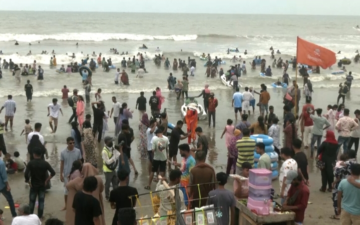 কক্সবাজারে ফিরেছে পর্যটকের ঢল, উত্তাল সাগরে লাল পতাকার সতর্কতা