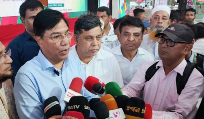 হজযাত্রীদের বিমান ভাড়া আরও কমানোর আশ্বাস প্রতিমন্ত্রীর
