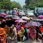 তেজগাঁওয়ে নাসা গার্মেন্টস শ্রমিকদের বকেয়া বেতনের দাবিতে সড়ক অবরোধ, যান চলাচল বন্ধ