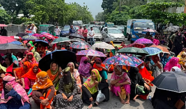 তেজগাঁওয়ে নাসা গার্মেন্টস শ্রমিকদের বকেয়া বেতনের দাবিতে সড়ক অবরোধ, যান চলাচল বন্ধ