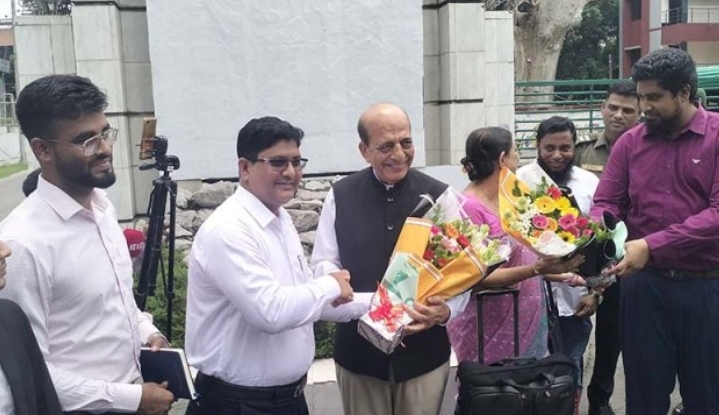 ভারতের নতুন হাইকমিশনার দীনেশ ত্রিবেদী সড়কপথে ঢাকায় পৌঁছালেন, জোর দিলেন দুই দেশের জনগণের ‘ভাই-বোন’ সম্পর্কে